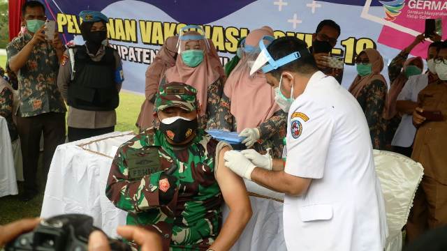 Komandan Kodim 0306/50 Kota Letkol Kav Ferry Lahe menjadi orang pertama yang mendapatkan dosis vaksin Covid-19 di Kabupaten Limapuluh Kota. 